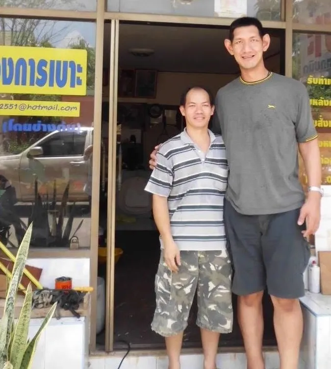 ลูกค้าคนดังถ่ายรูปคู่กับช่างที่หน้าร้าน ต.รุ่งเรืองการเบาะ