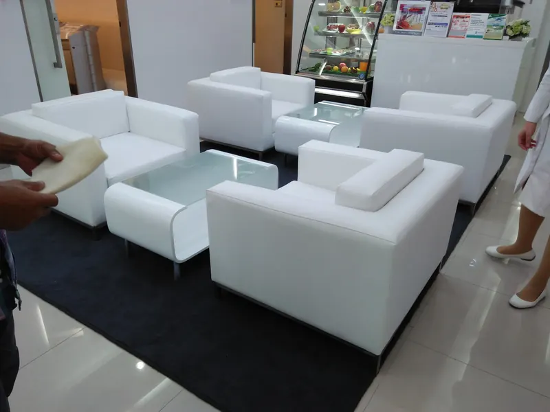 ชุดโซฟาหนังสีขาวในร้านค้า